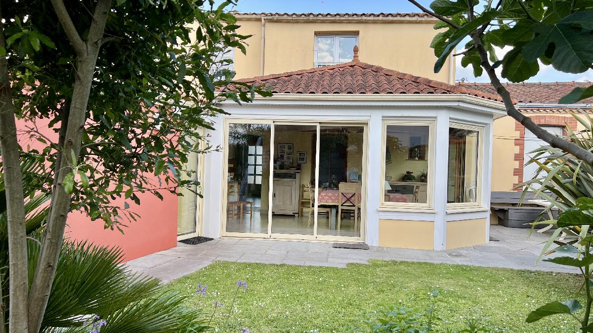 Charme, Calme et Sérénité : Longère Rénovée au Cœur d’un Village Typique
