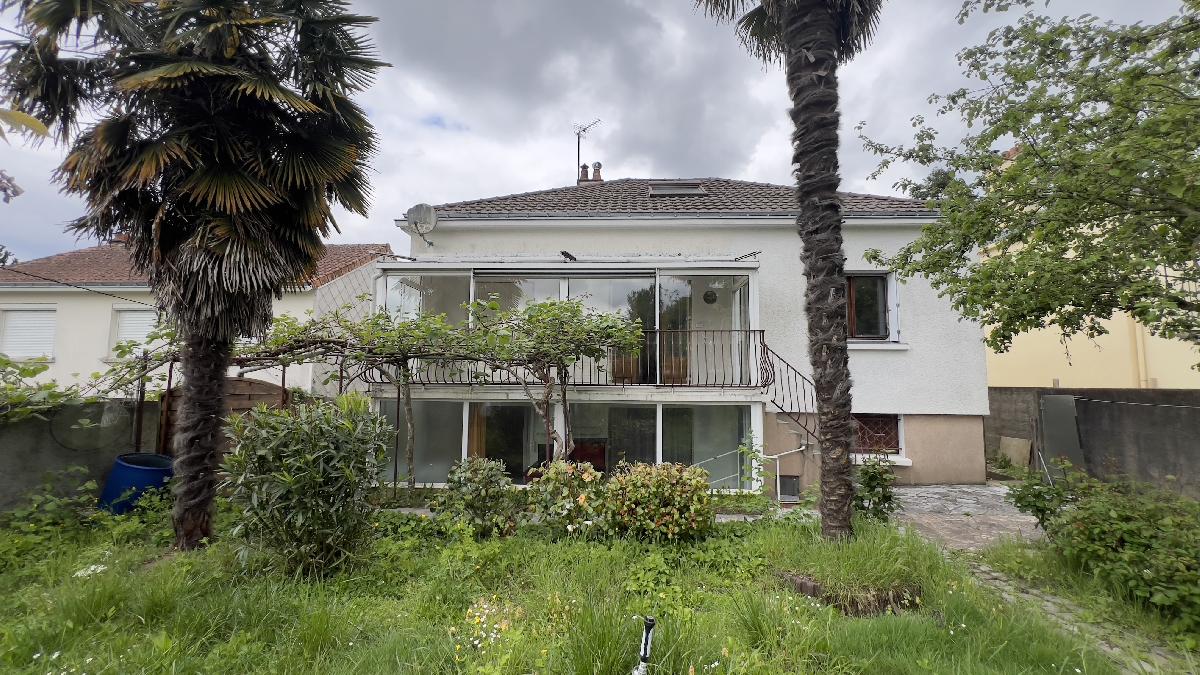 Maison familiale de 120 m², avec 3 chambres, grand sous-sol, fort potentiel