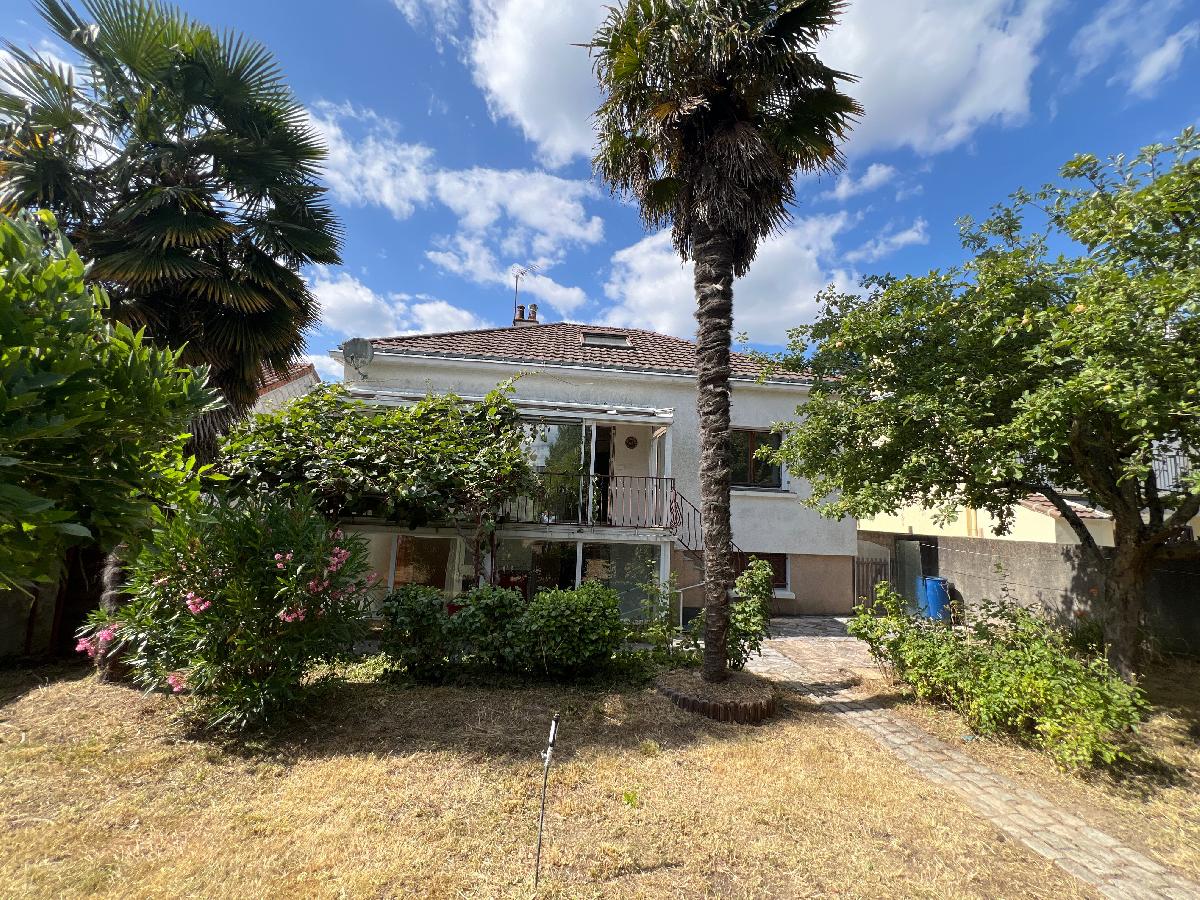 Maison familiale, 3 chambres, grand sous-sol – beau potentiel
