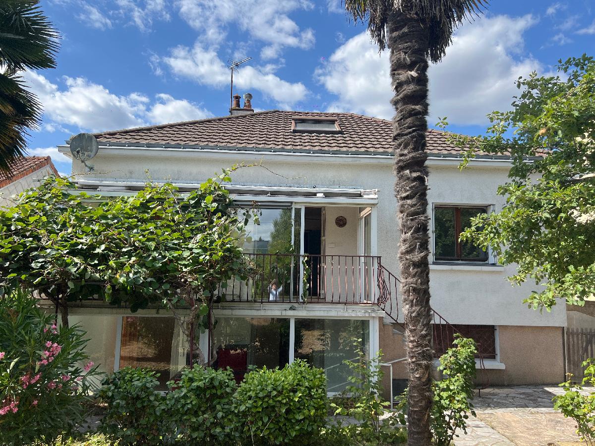 Maison familiale, 3 chambres, grand sous-sol – beau potentiel
