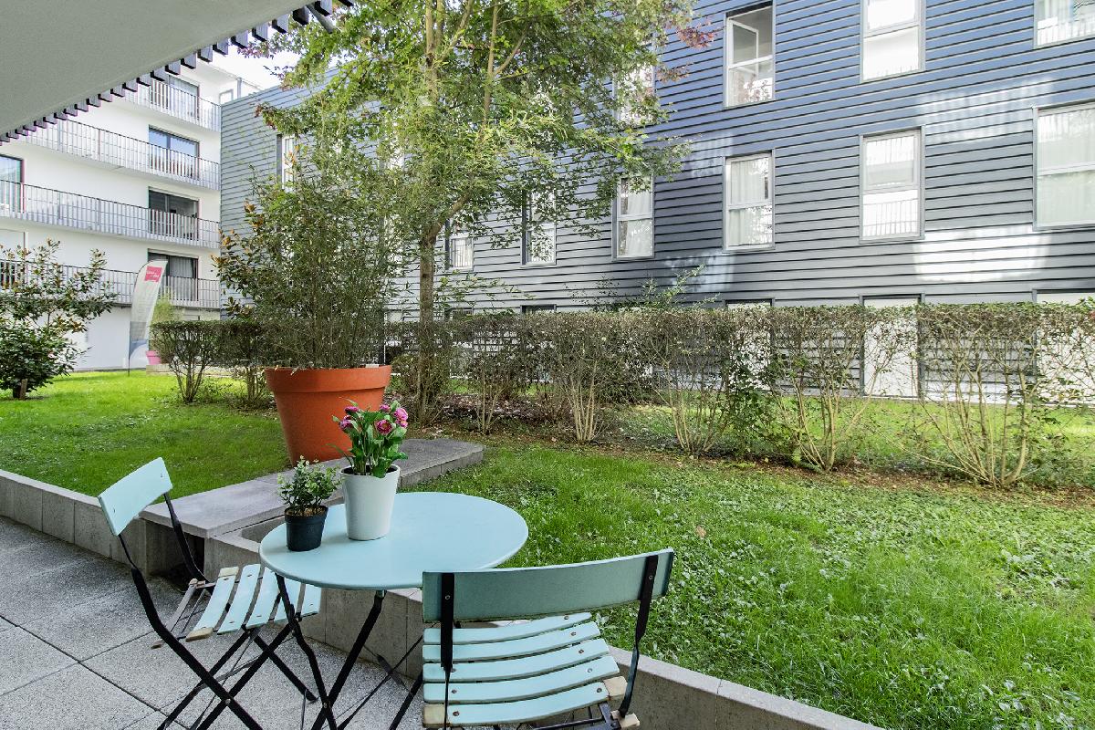 Confort &eacute;tudiant : studio meubl&eacute; en rez de jardin avec place de parking