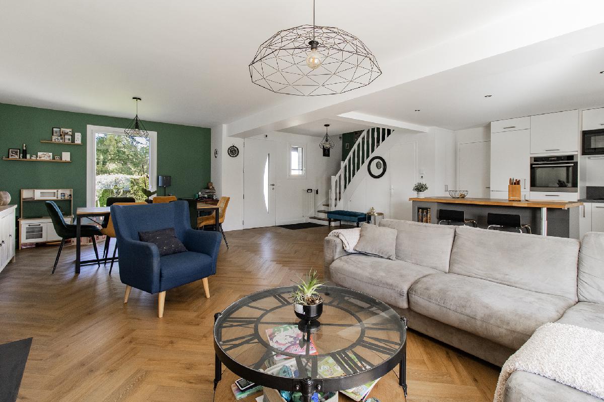 Proche commodités, coup de cœur pour cette jolie maison, de 4 chambres, garage, sur un jardin sans vis à vis de 860 m²