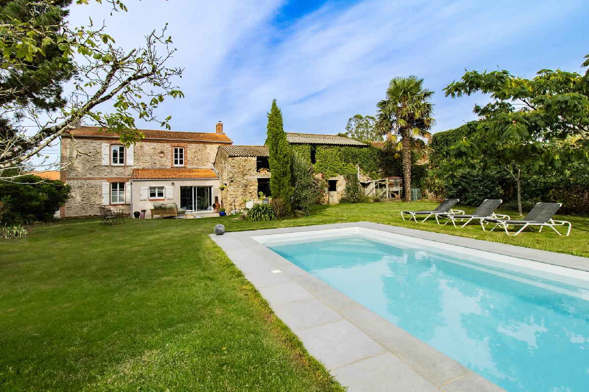 Un parfum de Provence, pour cette magnifique maison ancienne r&eacute;nov&eacute;e, avec son jardin bucolique et sa piscine