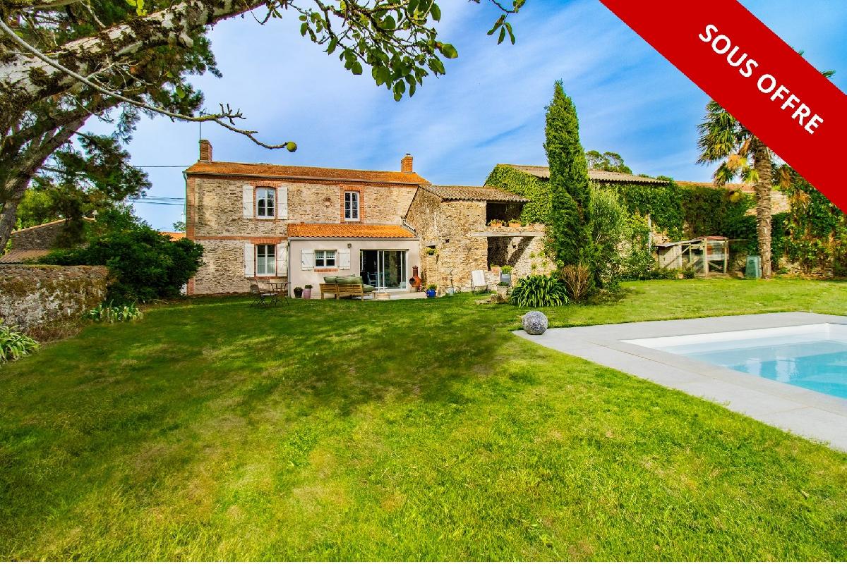 Un parfum de Provence, pour cette magnifique maison ancienne r&eacute;nov&eacute;e, avec son jardin bucolique et sa piscine