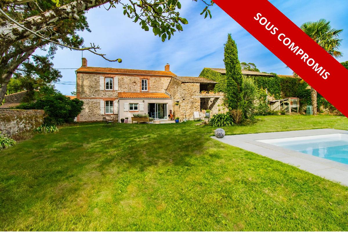 Un parfum de Provence, pour cette magnifique maison ancienne r&eacute;nov&eacute;e, avec son jardin bucolique et sa piscine