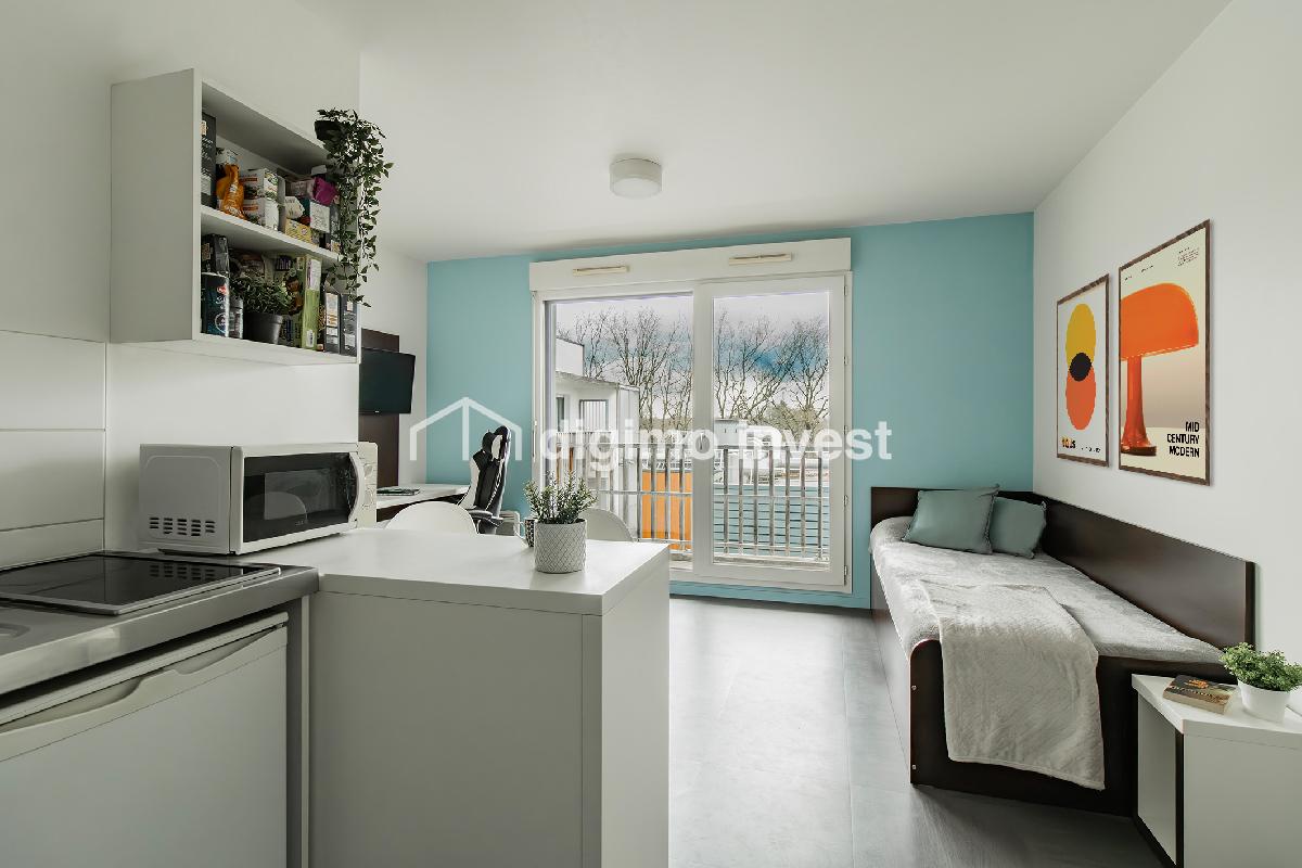 Studio vue d&eacute;gag&eacute;e avec porte-fen&ecirc;tre – dernier &eacute;tage