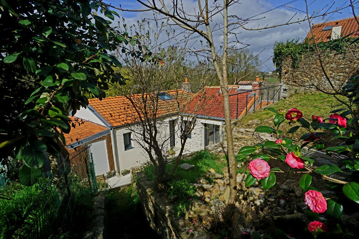 Proche commodit&eacute;s – joli cocon r&eacute;nov&eacute; avec go&ucirc;t – 82 m&sup2; – deux chambres – garage – jardin – St Jean de Boiseau (44)