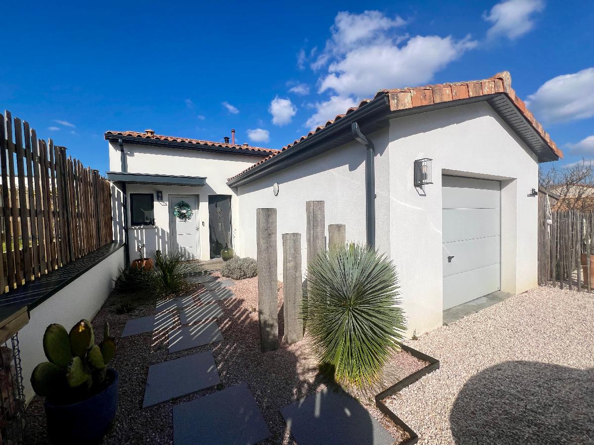 Coup de c&oelig;ur assur&eacute; pour cette maison neuve (2020) de 131 m&sup2; de plain-pied, 4 chambres, garage, jardin, dans son &eacute;crin de verdure.