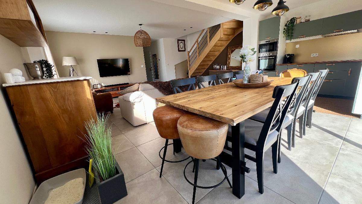 Maison de 2020, &eacute;tat irr&eacute;prochable, 3 chambres, garage, joli jardin