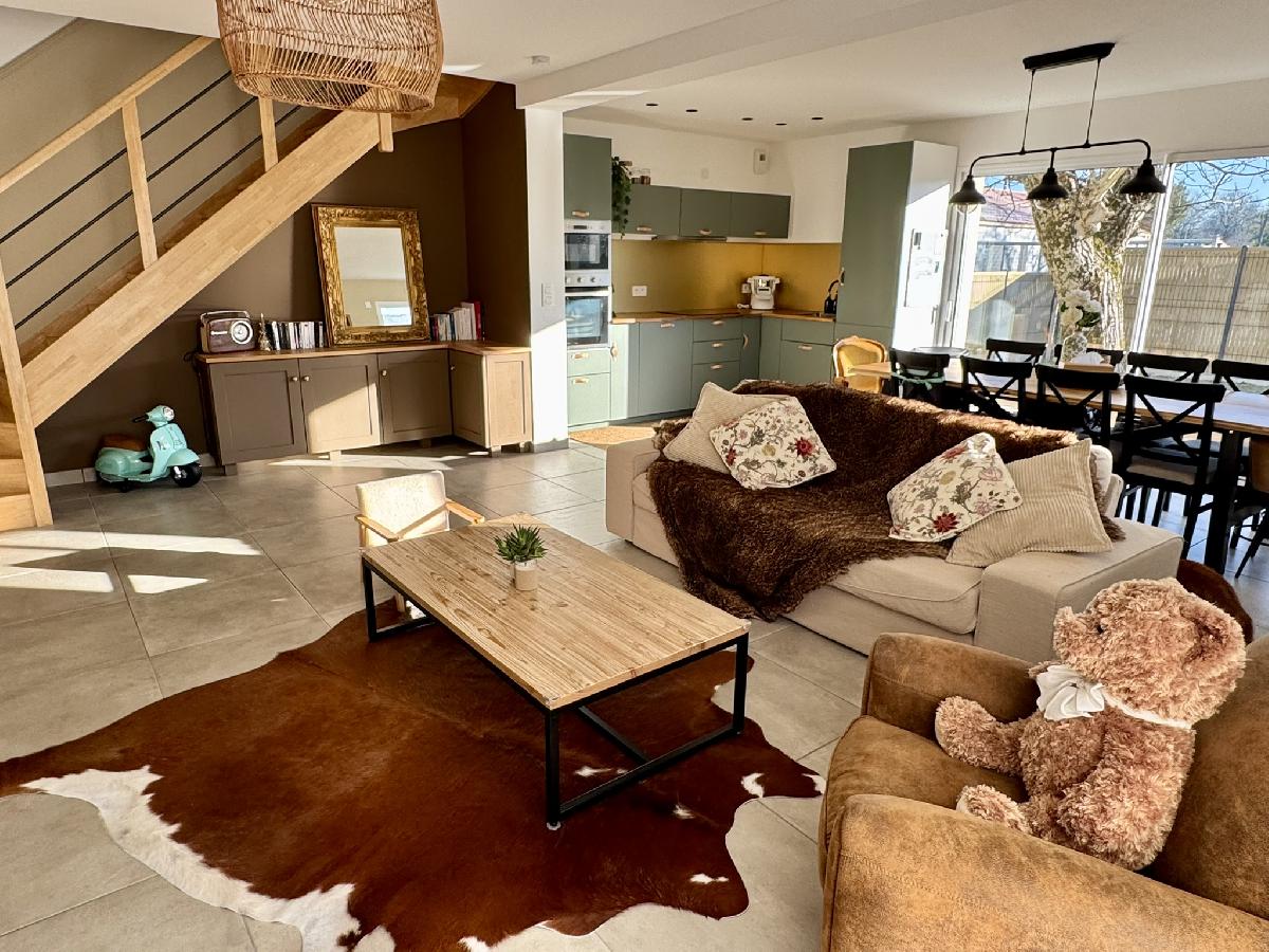 Maison de 2020, &eacute;tat irr&eacute;prochable, 3 chambres, garage, joli jardin