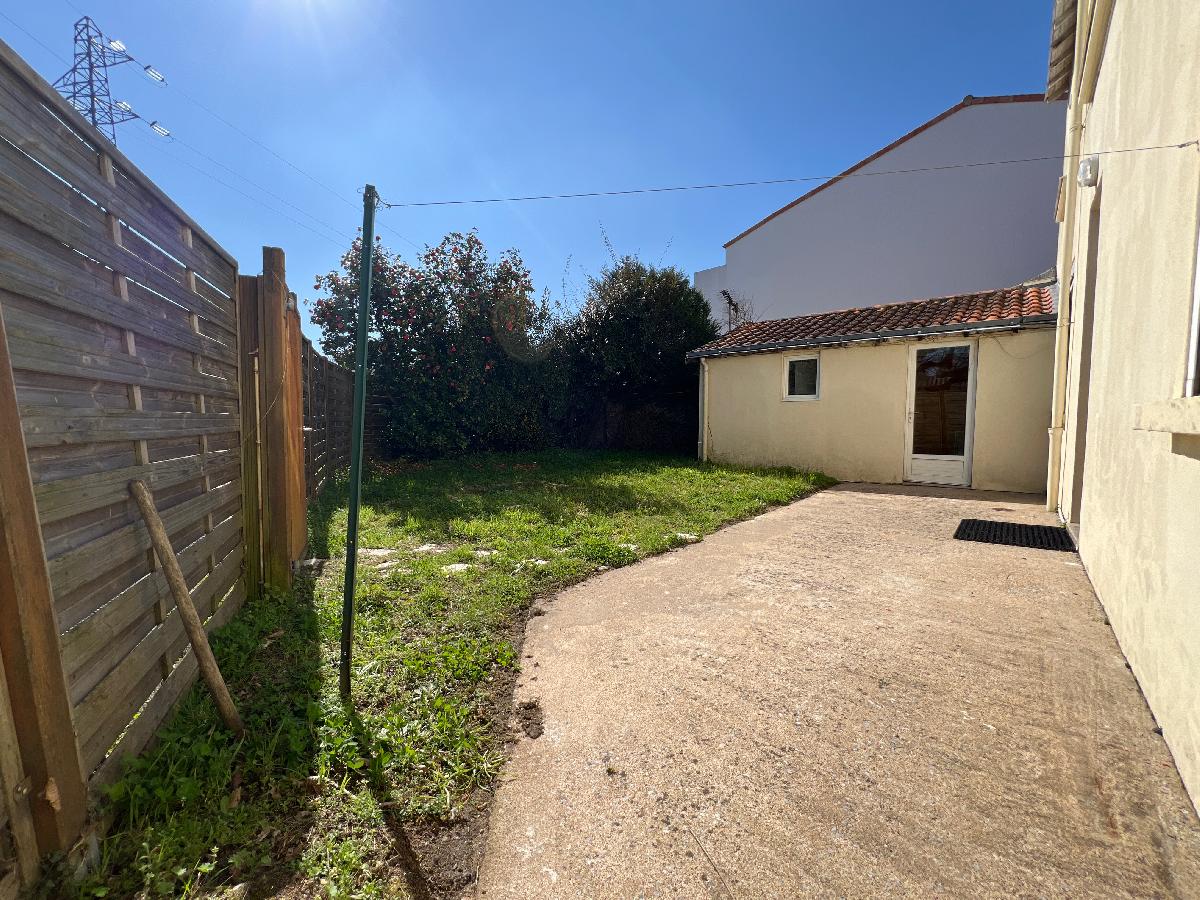 Id&eacute;al activit&eacute; lib&eacute;rale, investisseur ou premi&egrave;re acquisition – Appartement T2 – 46 m&sup2; – Rez de jardin avec jardinet de 80 m&sup2;