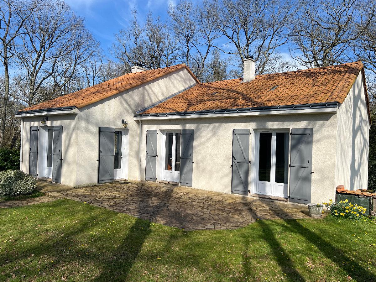 Proche Ch&ecirc;ne, maison en excellent &eacute;tat d'entretien, 3 chambres (possibilit&eacute;s 5) sur une belle parcelle bois&eacute;e de 5000 m&sup2; – potentiel d'agrandissement