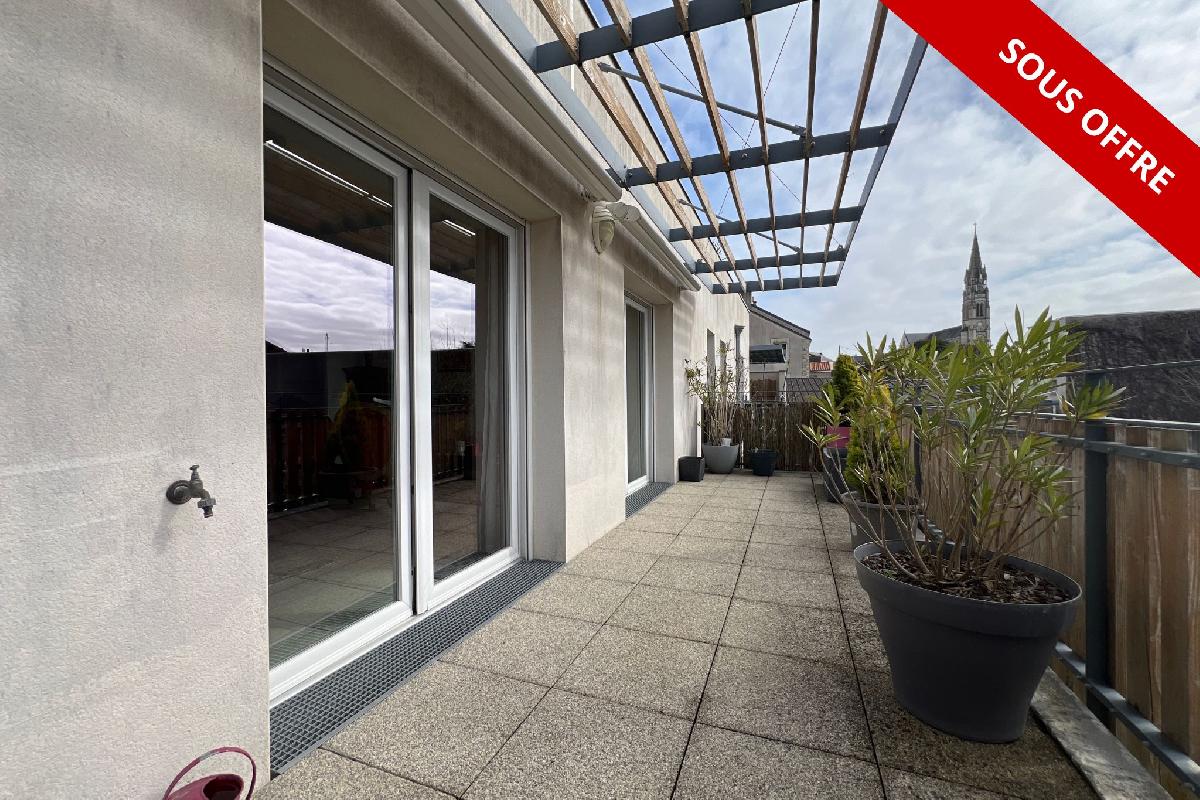 Centre bourg, grand T3 de 90 m&sup2;, 1er &eacute;tage, terrasse, deux boxes, 1 place ext&eacute;rieure