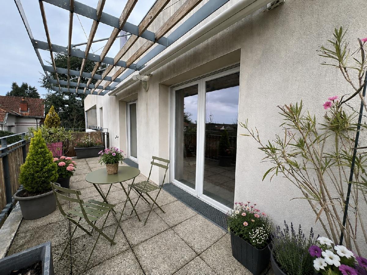 Centre bourg, grand T3 de 90 m&sup2;, 1er &eacute;tage, terrasse, deux boxes, 1 place ext&eacute;rieure