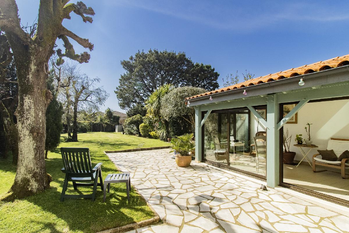 Proche de toutes commodit&eacute;s, maison de caract&egrave;re de 151 m&sup2; + jardin d'hiver de 15 m&sup2;, 4 chambres, jardin paysag&eacute;