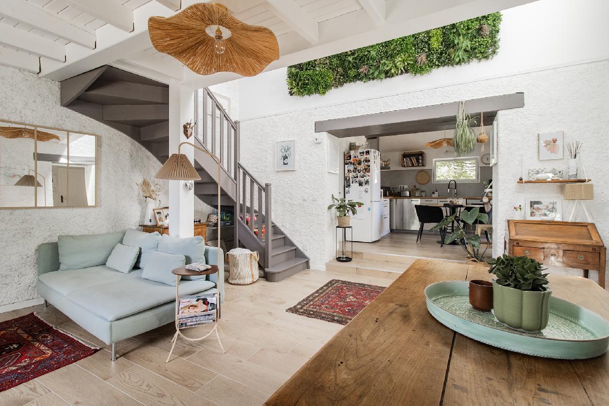Coup de c&oelig;ur pour cette maison ancienne r&eacute;nov&eacute;e, pleine de charme de 114 m&sup2; (136 m&sup2; surface plancher) avec 4 chambres, bureau, grand garage.