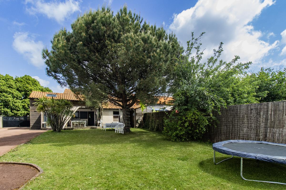 Coup de c&oelig;ur pour cette maison ancienne r&eacute;nov&eacute;e, pleine de charme de 114 m&sup2; (136 m&sup2; surface plancher) avec 4 chambres, bureau, grand garage.