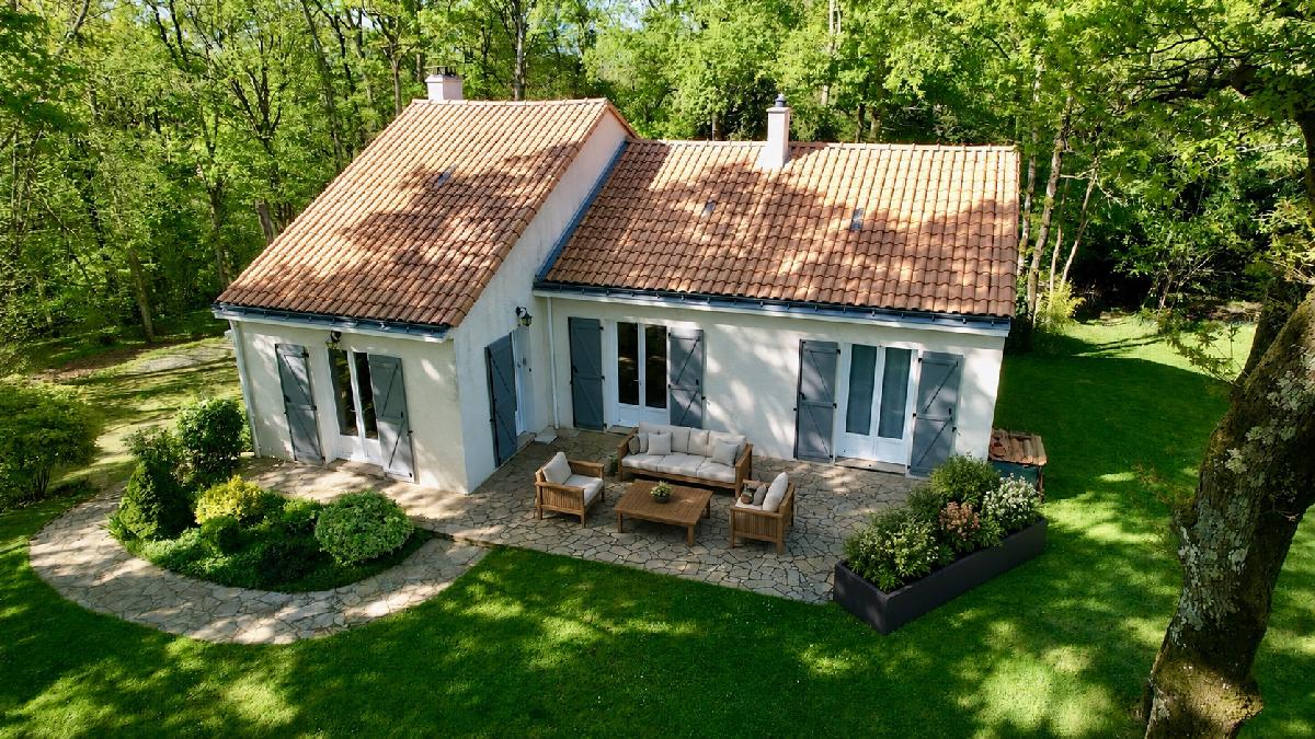 La fra&icirc;cheur d'un espace bois&eacute;, autour de cette maison offrant 200 m&sup2; de potentiel habitable gr&acirc;ce &agrave; un projet d'am&eacute;nagement con&ccedil;u par un architecte