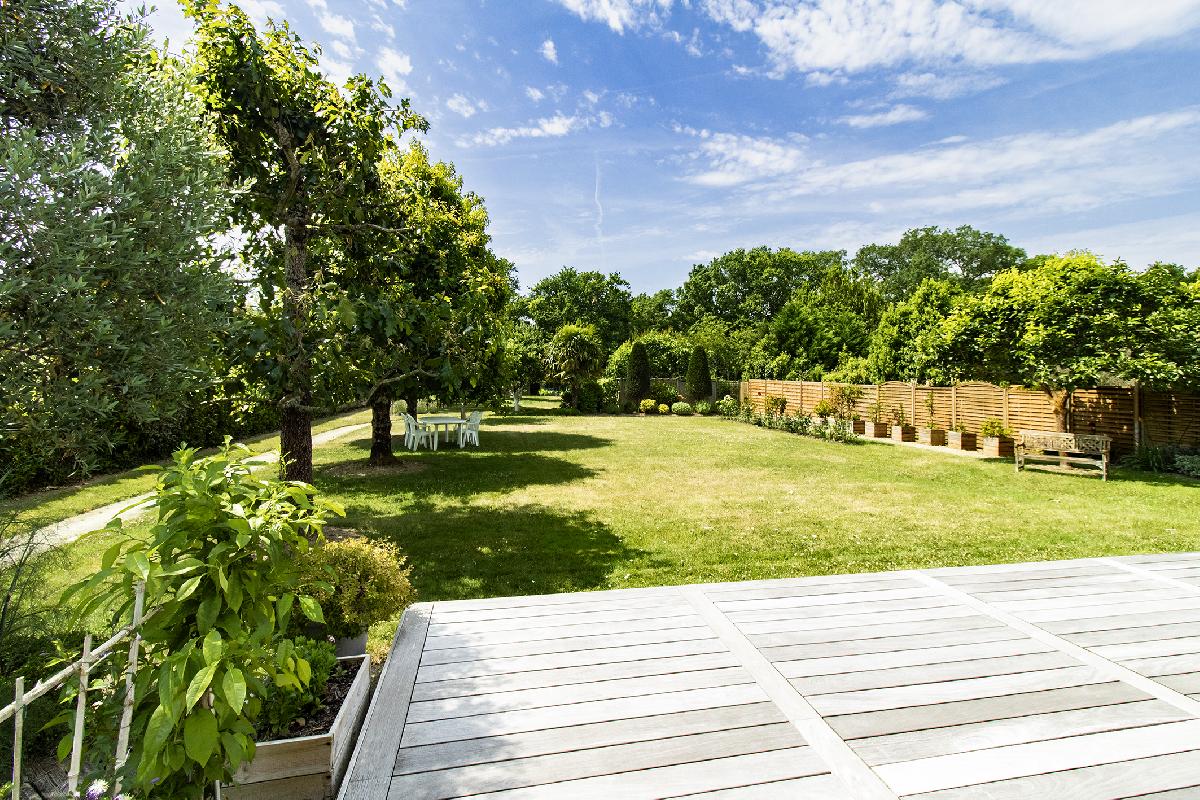 Maison traditionnelle, de 130 m&sup2; (potentiel de 150 m&sup2;) 4 chambres, bureau, sur terrain de 1923 m&sup2; magnifiquement arbor&eacute;.