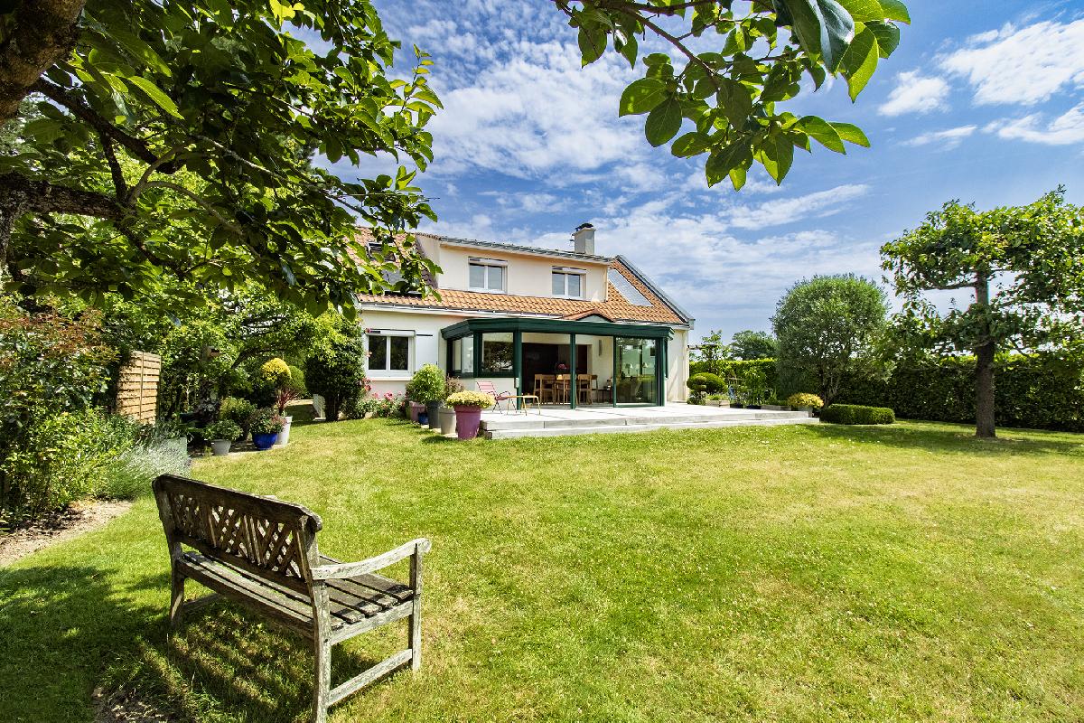 Maison traditionnelle, de 125 m&sup2; (potentiel de 150 m&sup2;) 4 chambres, bureau, sur terrain de 1923 m&sup2; magnifiquement arbor&eacute;.
