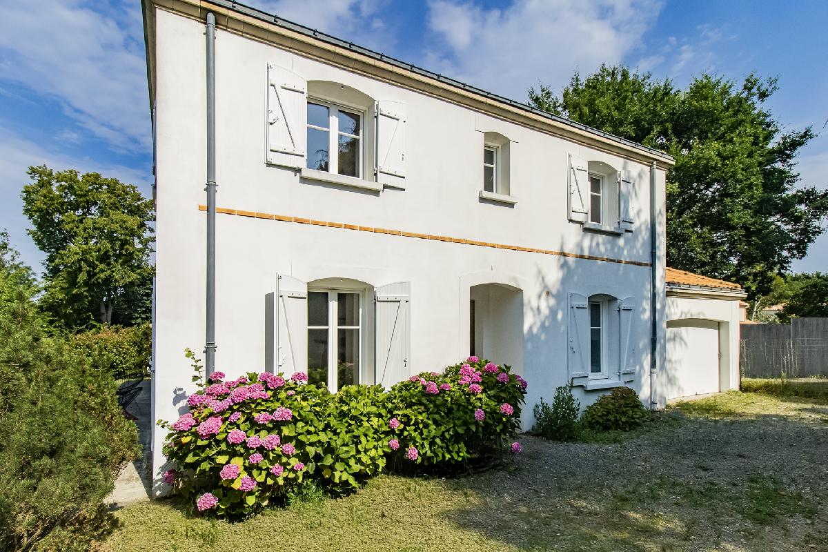 Maison de caract&egrave;re de 123 m&sup2;, 3 chambres, bureau, garage, magnifique jardin