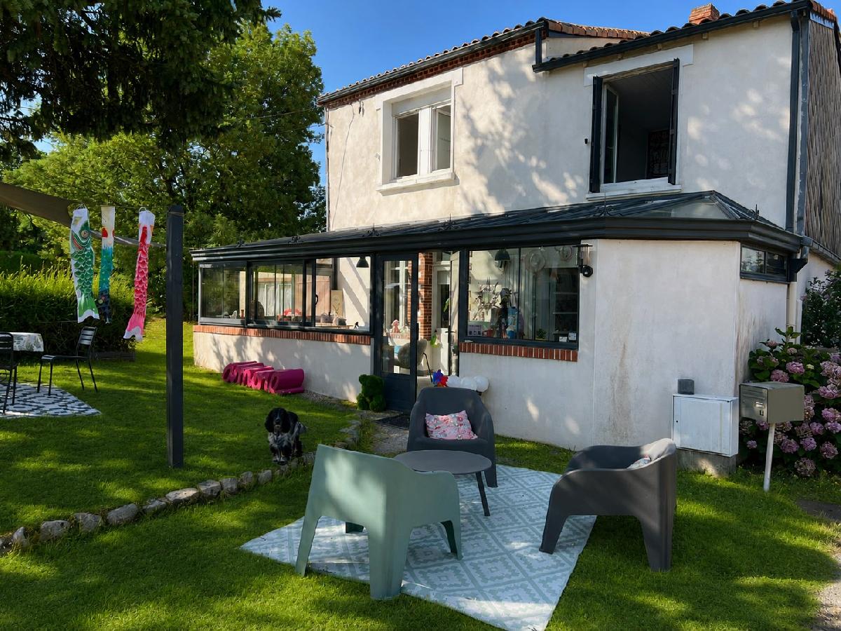 Le charme de l'ancien, pour cette maison r&eacute;nov&eacute;e avec go&ucirc;t, 110 m&sup2;, 3 chambres, environnement privil&eacute;gi&eacute;.