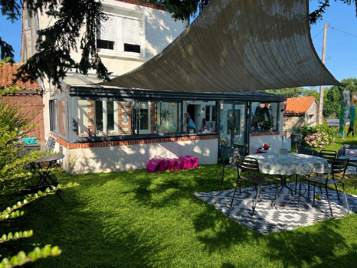 Le charme de l'ancien, pour cette maison r&eacute;nov&eacute;e avec go&ucirc;t, 107 m&sup2;, 3 chambres, environnement privil&eacute;gi&eacute;.