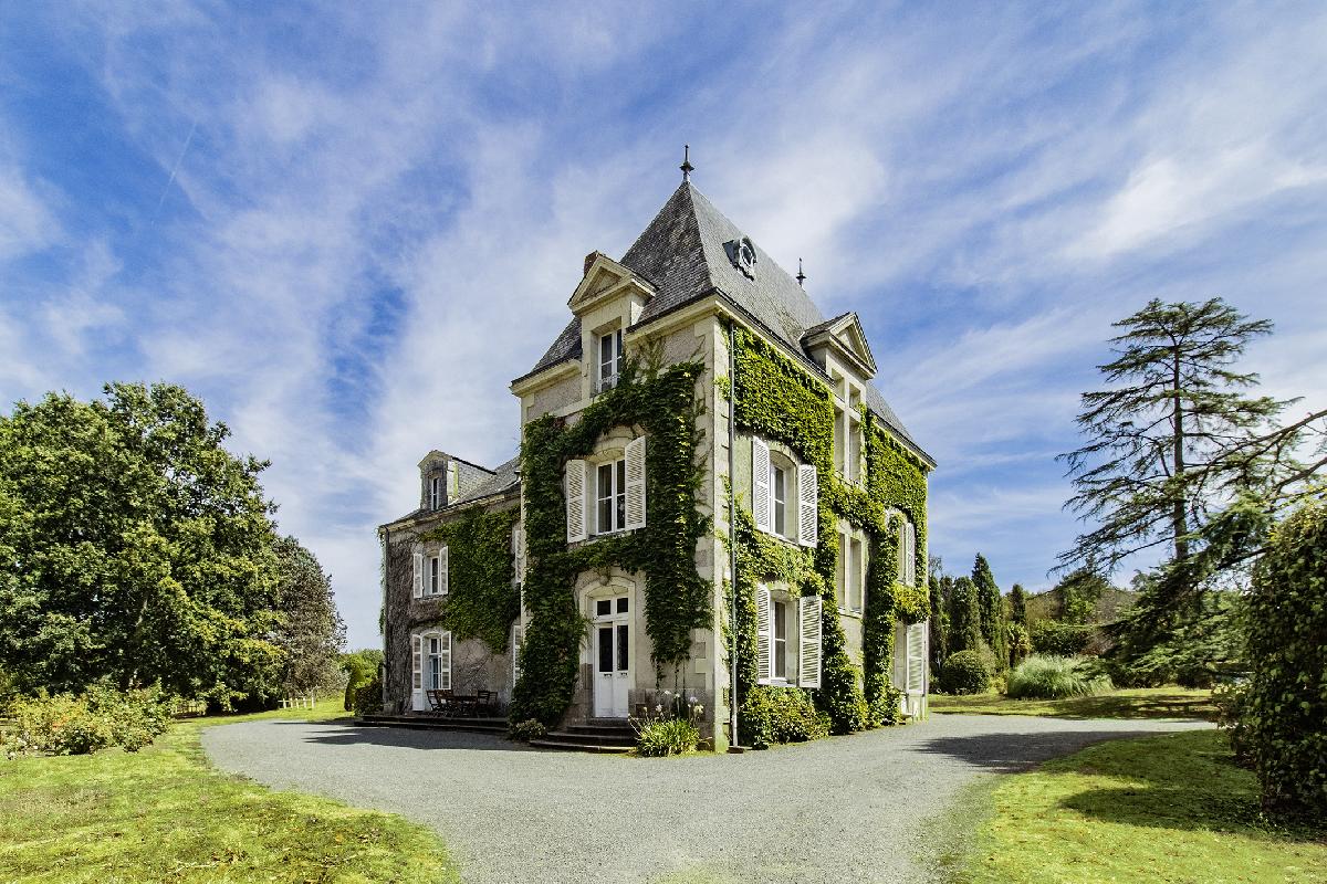 Grande demeure familiale de caract&egrave;re &ndash; 306 m&sup2; &ndash; 8 chambres &ndash; bureau – biblioth&egrave;que – Parc de plus de 1,5 hecta