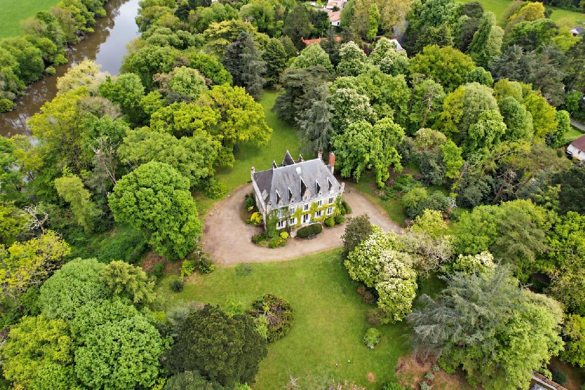 Proche du ch&ecirc;ne – Demeure d'exception du XIX si&egrave;cle – 550 m&sup2; – 12 chambres – dortoir – au coeur d'un parc de plus de 2ha avec acc&egrave;s &agrave; la S&egrave;vre