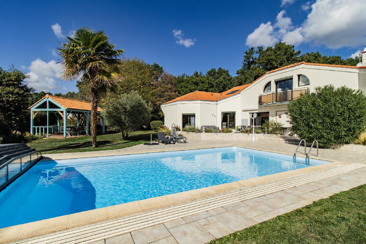 Maison de standing de 230 m&sup2;, 3 chambres (possibilit&eacute;s 4), mezzanine, bureau, jacuzzi et piscine sur plus de 3000 m&sup2;